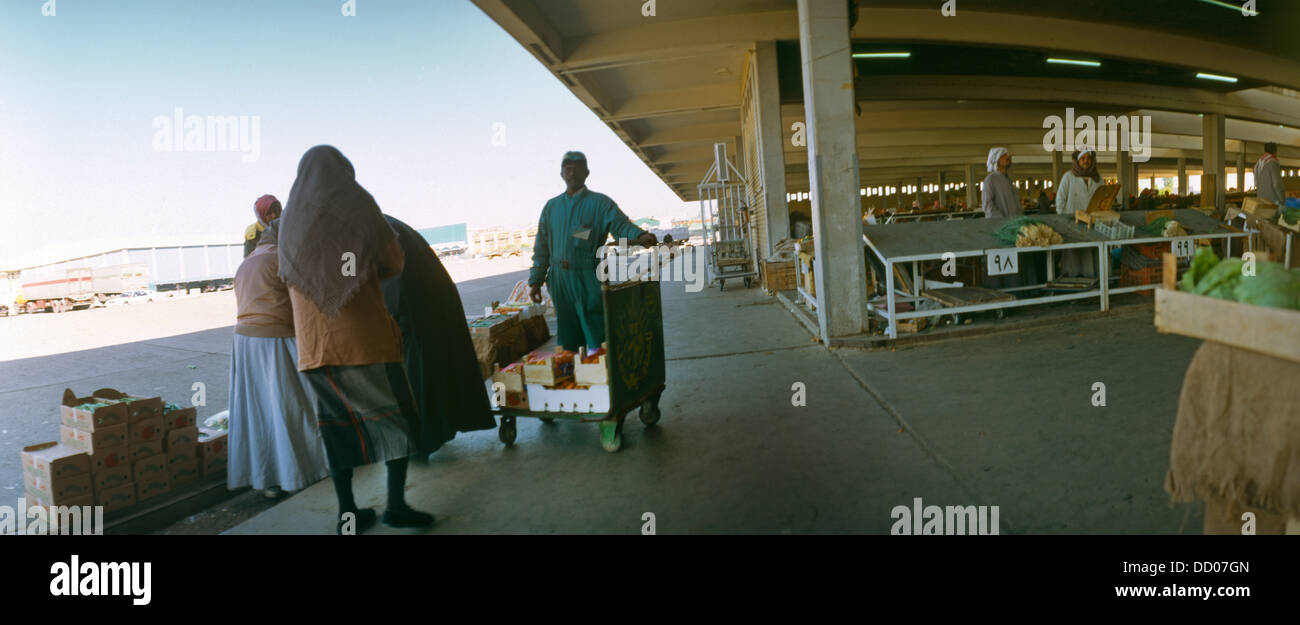 Kuwait City Kuwait Foreign Worker At Iranian Vegetable Market Stock Photo Alamy