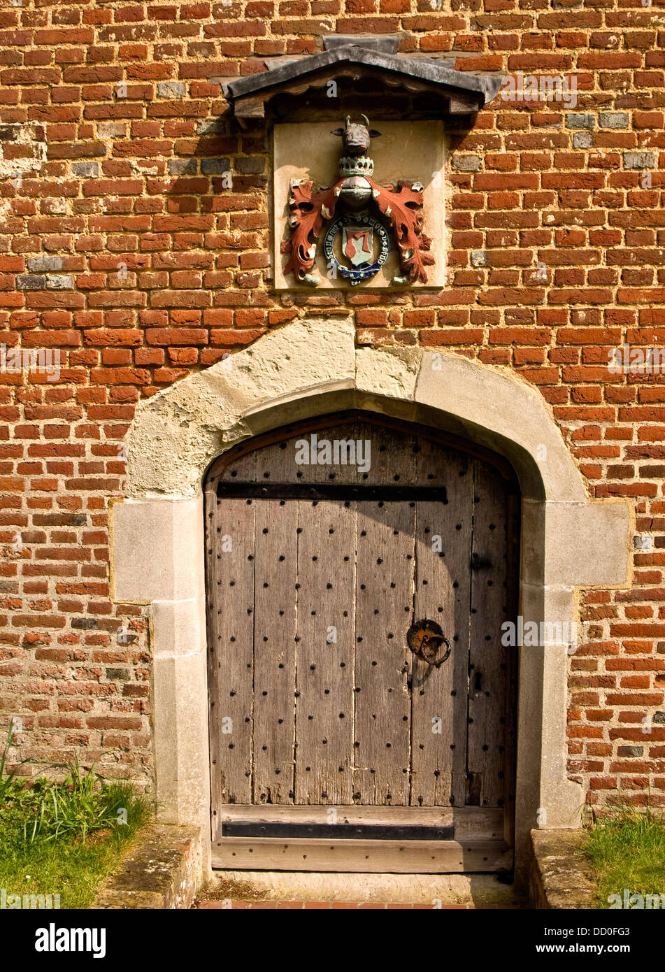 stoke-poges-church-buckinghamshire-england-tudor-doorway-to-hastings-DD0FG3.jpg