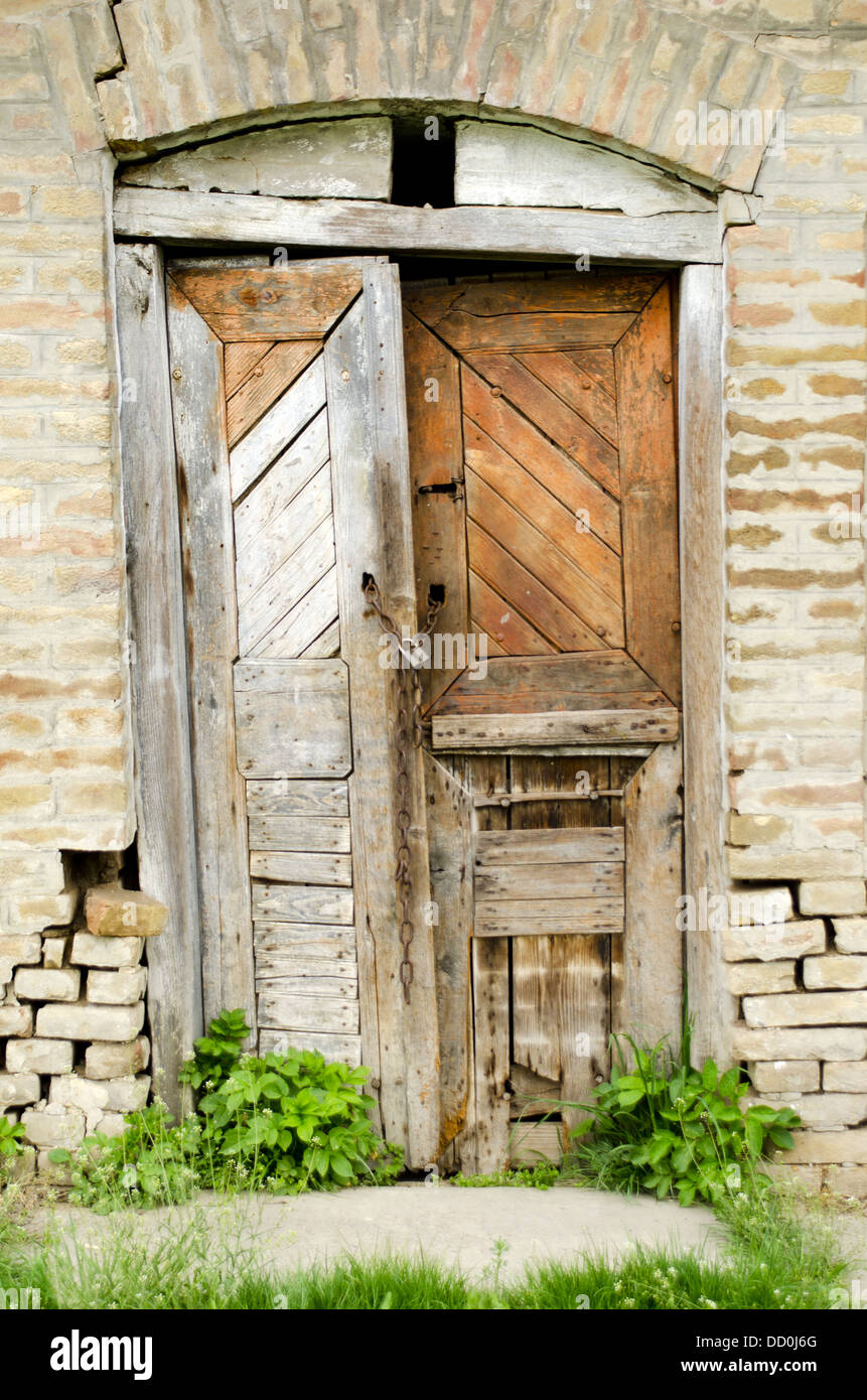 Closed old brown door hi-res stock photography and images - Alamy