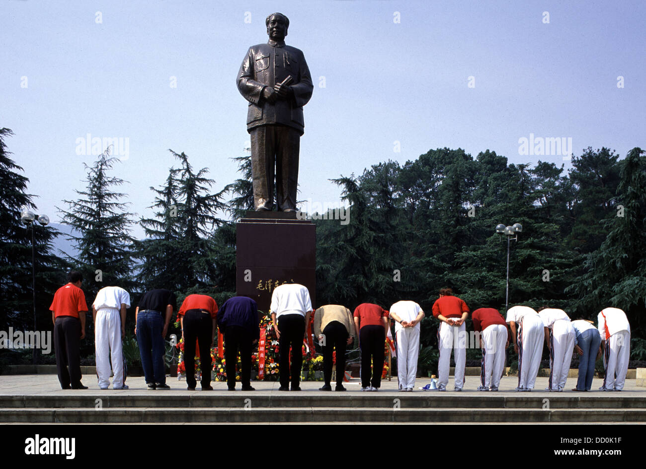 Chinese visitors bowing to Mao Zedong statue in the town of Shaoshan in which Mao Zedong or Mao Tse-tung also known as Chairman Mao was born and spent his childhood located on the mid-eastern Hunan and the mid-north of Xiangtan in China Stock Photo