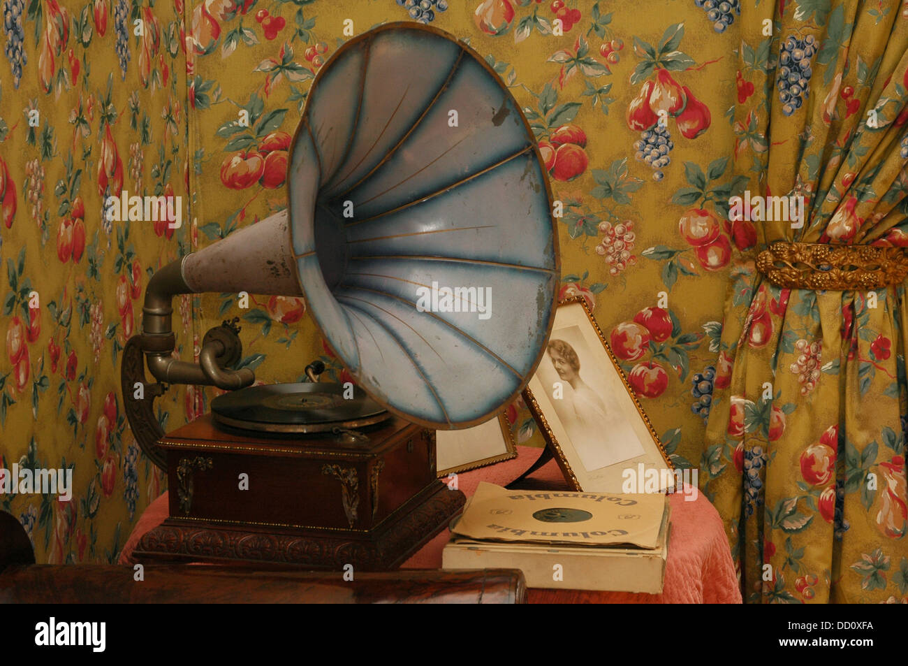 Wall Mural Retro old gramophone radio. Vintage style toned photo