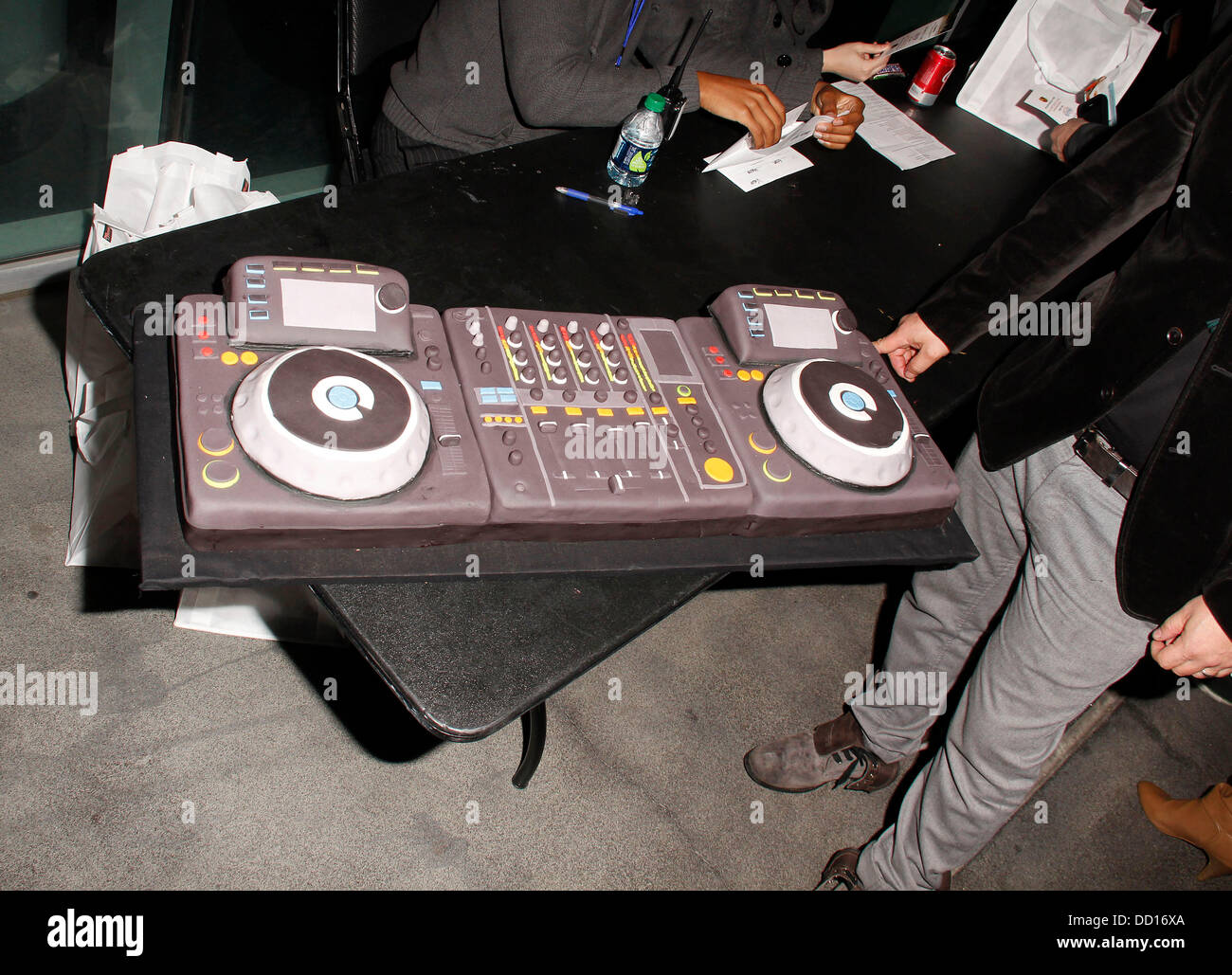 Divine Melts - A 40th birthday dj cake I loved working on.... | Facebook