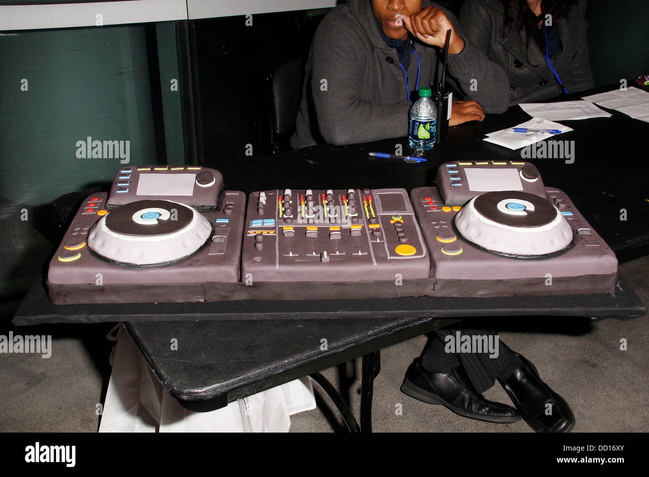A Dj Turntable Themed Cake Is Brought Out Connor Cruise S 17th Birthday At The Hyde Lounge Los Angeles California 18 01 12 Stock Photo Alamy A Dj Turntable Themed Cake Is Brought Out Connor Cruise S 17th Birthday At The Hyde Lounge Los Angeles California 18 01 12 Stock Photo Alamy
