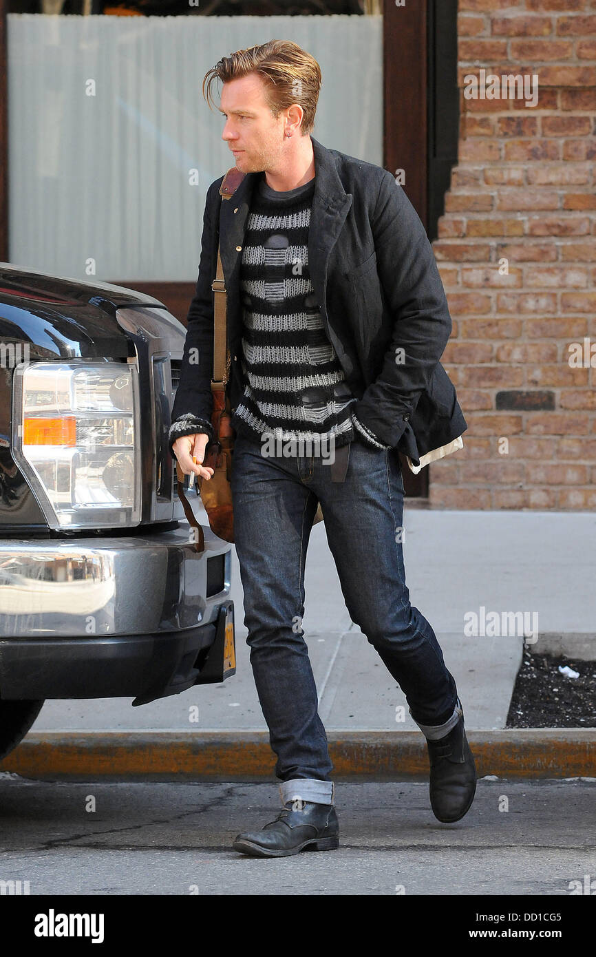 Ewan McGregor leaving his Manhattan hotel with turn up jeans and smoking a  cigarette. New York City, USA - 24.01.12 Stock Photo - Alamy