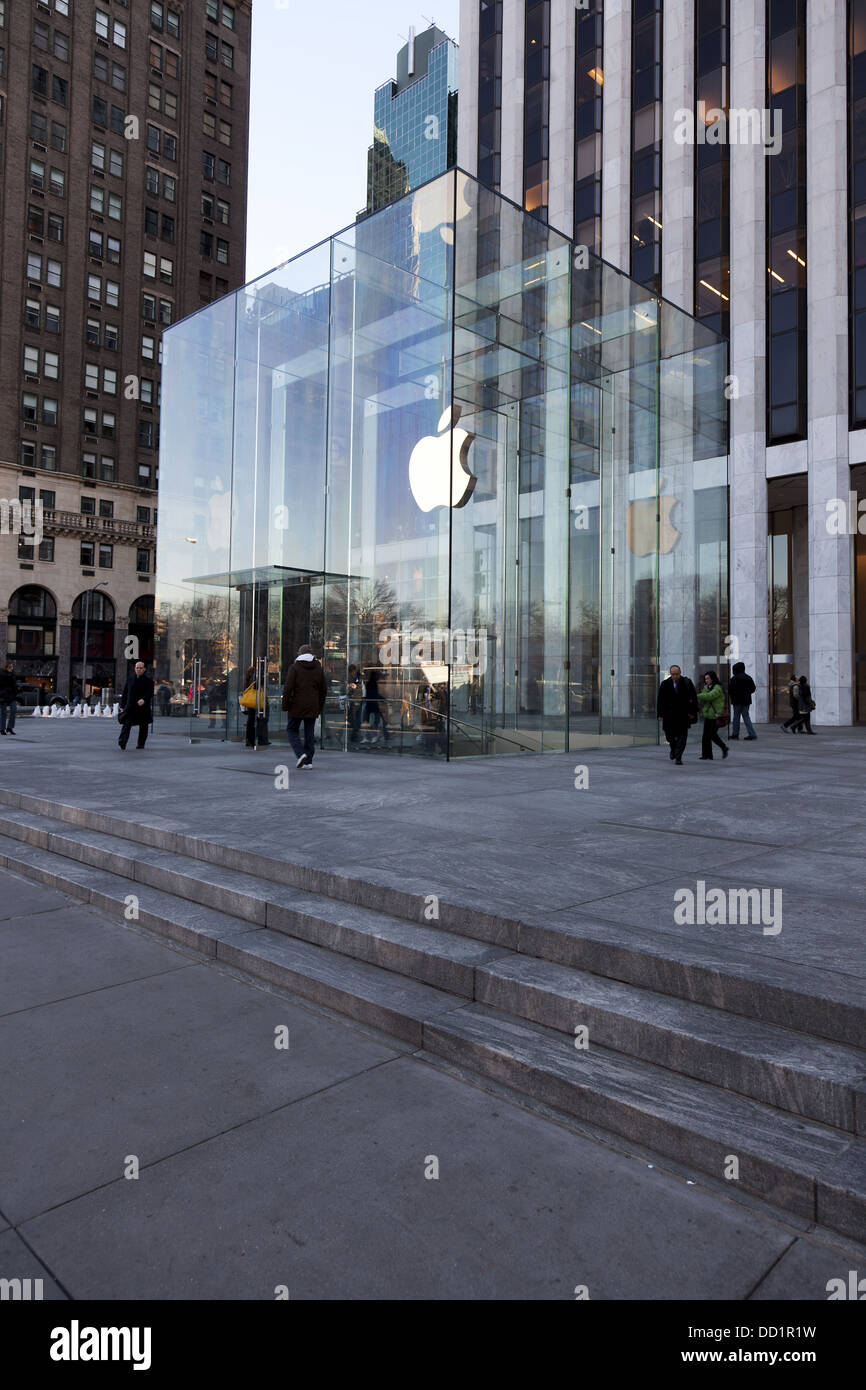 the Cube - Apple Store in fifth avenue and 59th street, by the