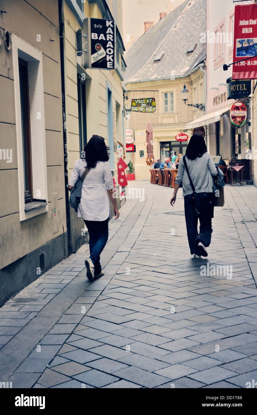 Women walking street rear view hi-res stock photography and images - Alamy