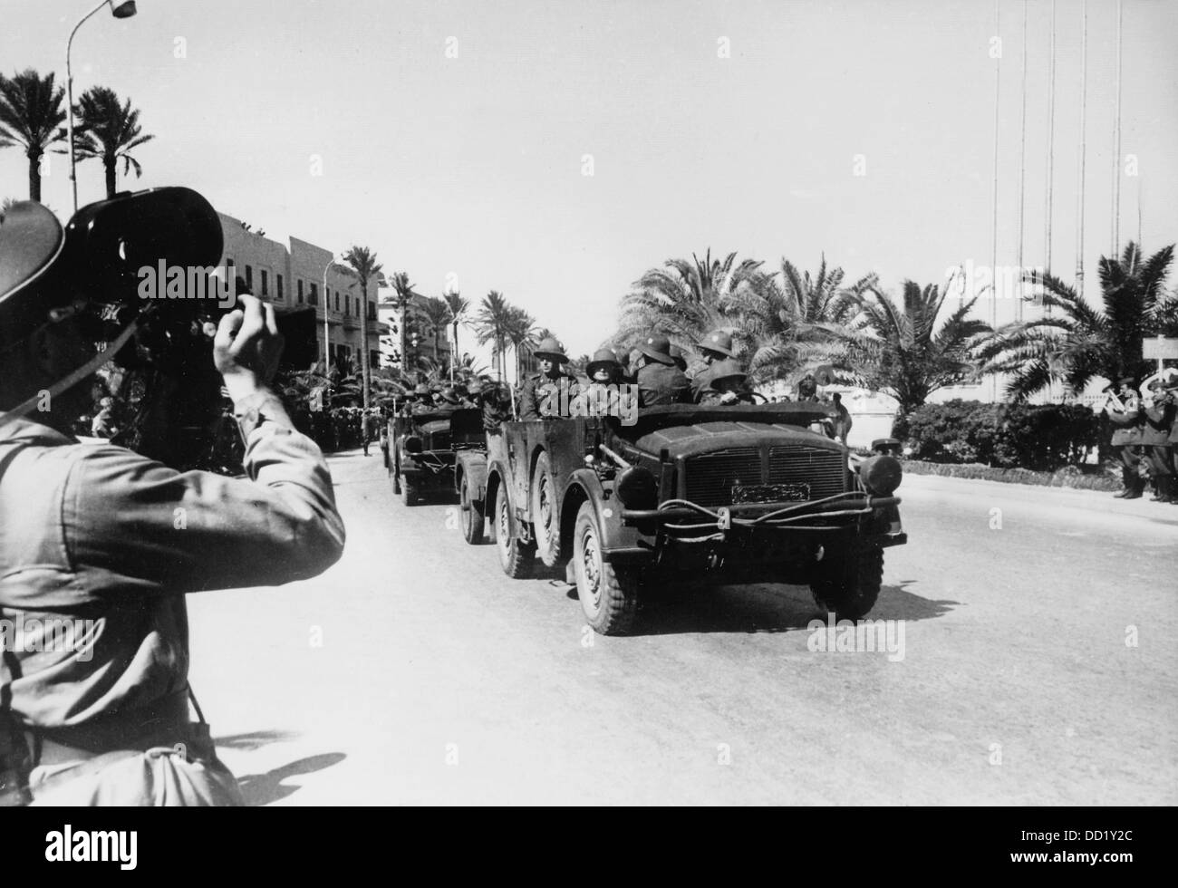Parade ww2 vehicles hi-res stock photography and images - Alamy