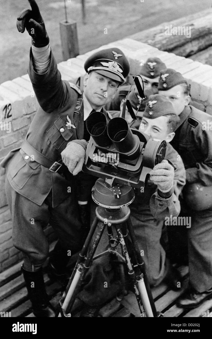 The image from the Nazi Propaganda! shows high school students born between 1926 until 1928 being employed as air forces orderlies (Luftwaffenhelfer LwH) in the context of the war aid service to defend the Reich from February 1943 on. Fotoarchiv für Zeitgeschichte Stock Photo