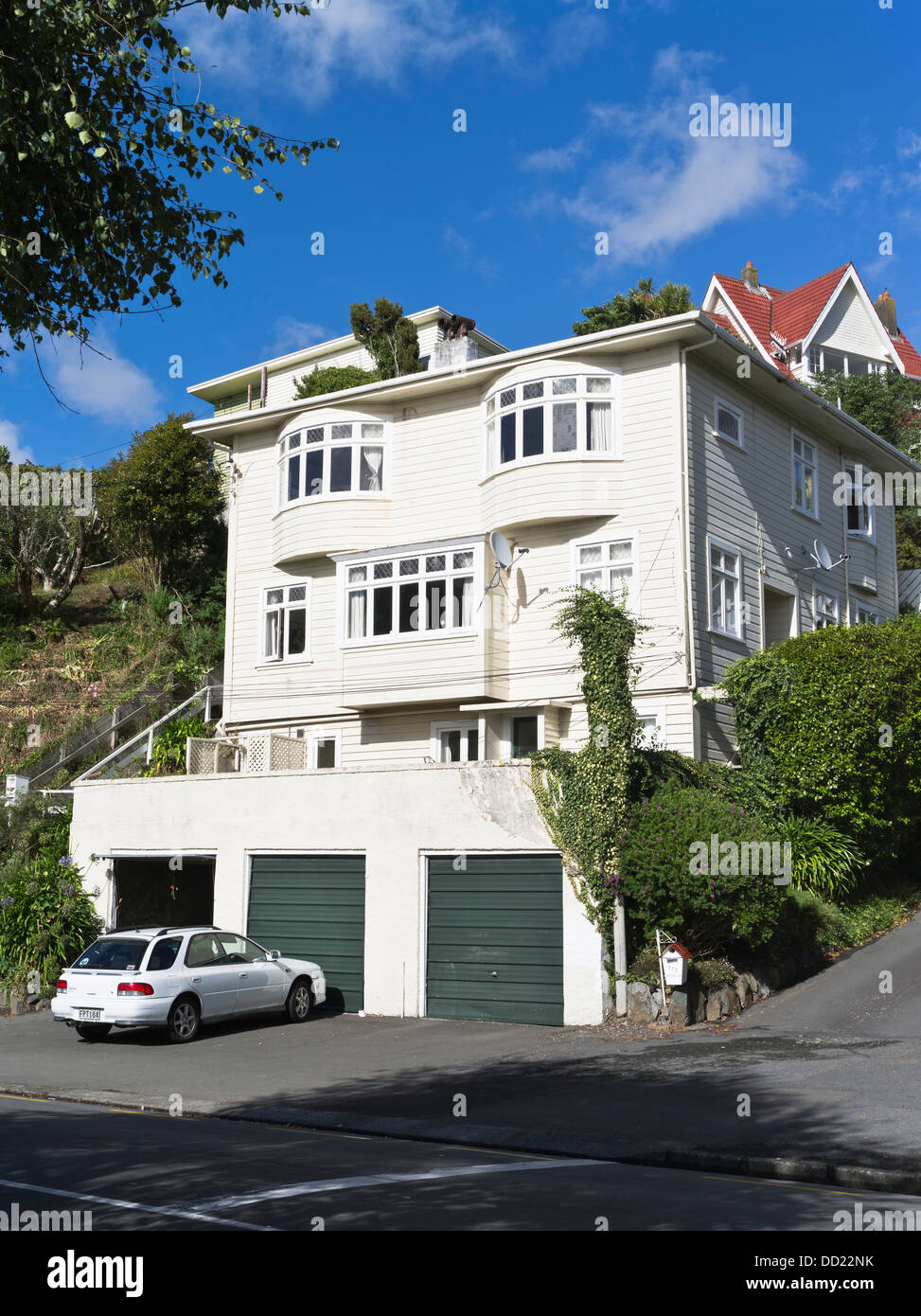 dh WELLINGTON NEW ZEALAND Hillside suburban residential house flats