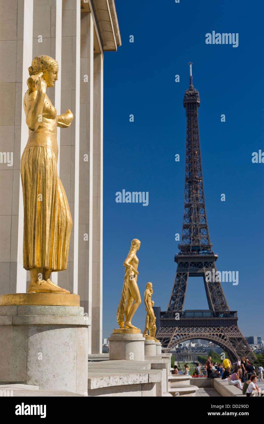 GILDED STATUES PLACE DU TROCADERO PALAIS DE CHAILLOT EIFFEL TOWER PARIS FRANCE Stock Photo