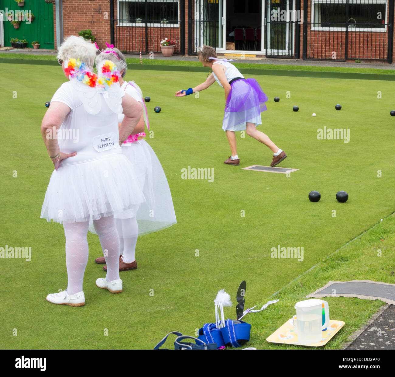 Playing bowls funny hi-res stock photography and images - Alamy