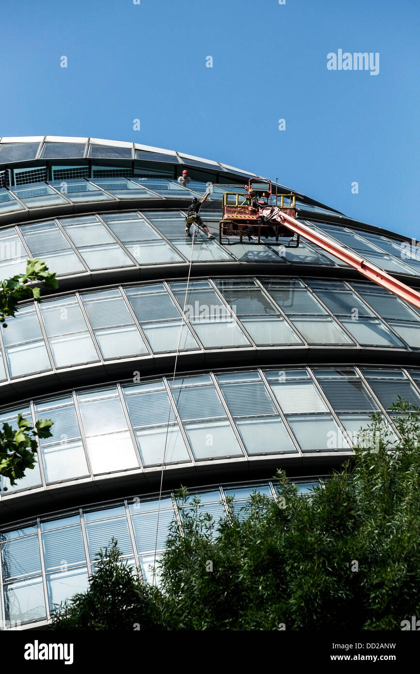 London, UK. 23rd August 2013:  Workers with a very good head for heights carry out maintenance on the windows of the London City Hall.  Photographer: Gordon Scammell/Alamy Live News Stock Photo