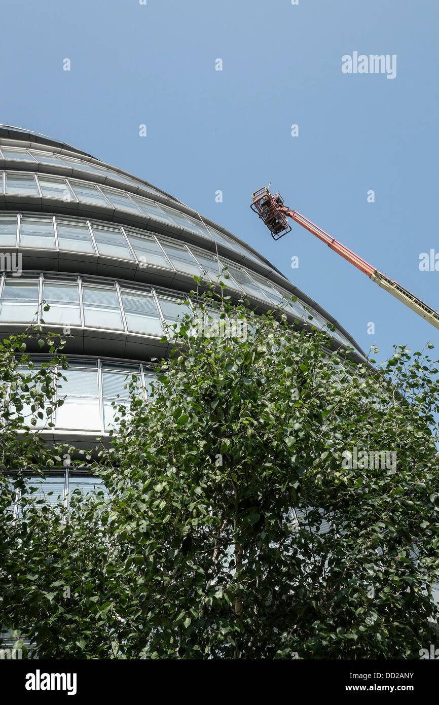 London, UK. 23rd August 2013:  Workers with a very good head for heights prepare to carry out maintenance on the windows of the London City Hall.  Photographer: Gordon Scammell/Alamy Live News Stock Photo