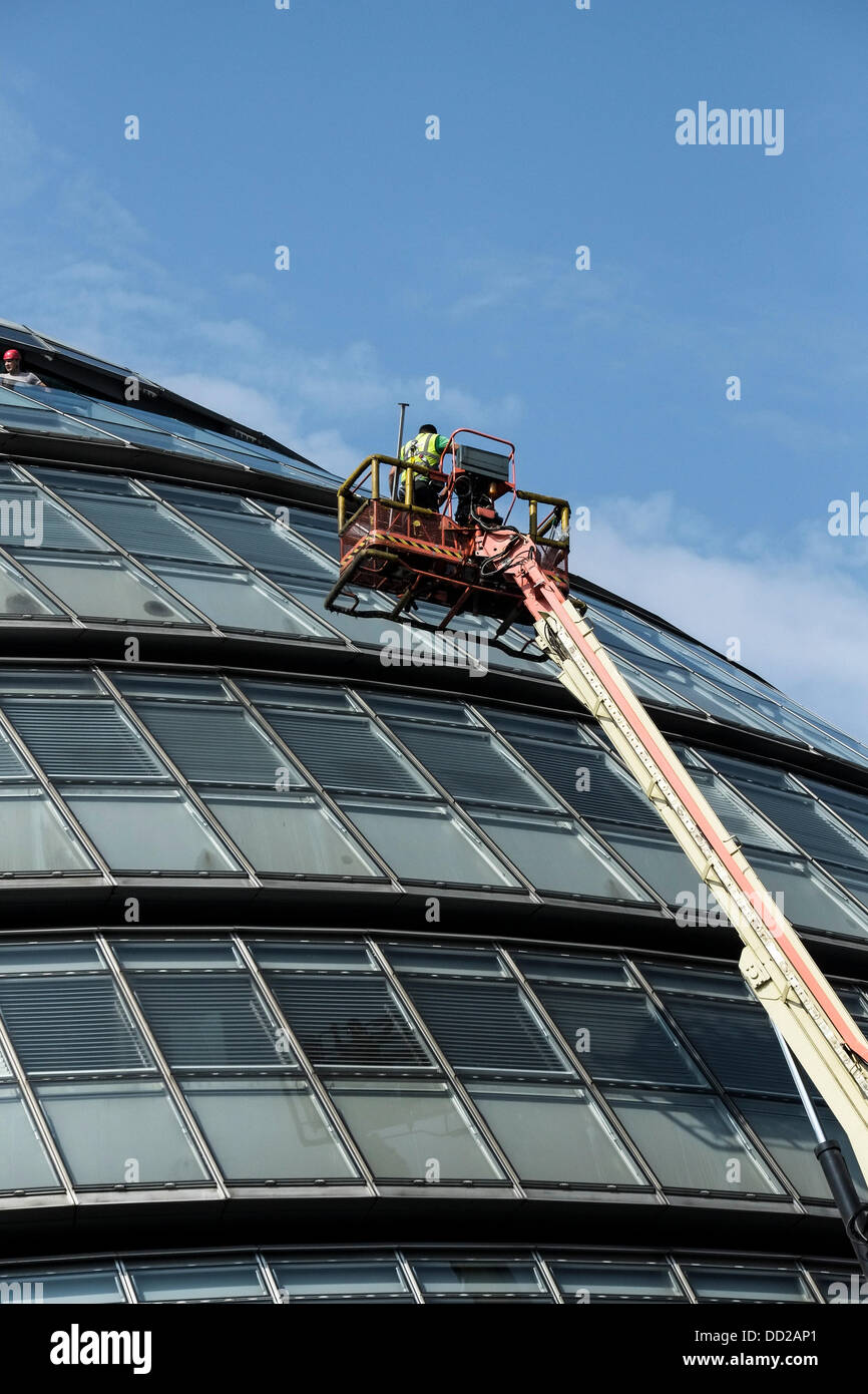 London, UK. 23rd August 2013:  Workers with a very good head for heights prepare to start maintenance work on the windows of the London City Hall.  Photographer: Gordon Scammell/Alamy Live News Stock Photo