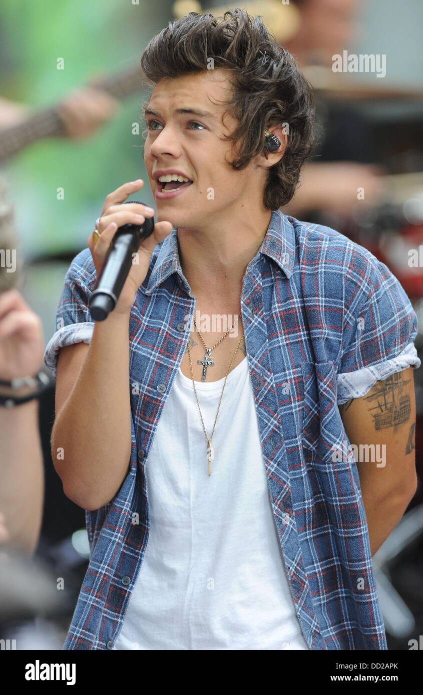 Harry styles nbc hi-res stock photography and images - Alamy, image size:845x1390