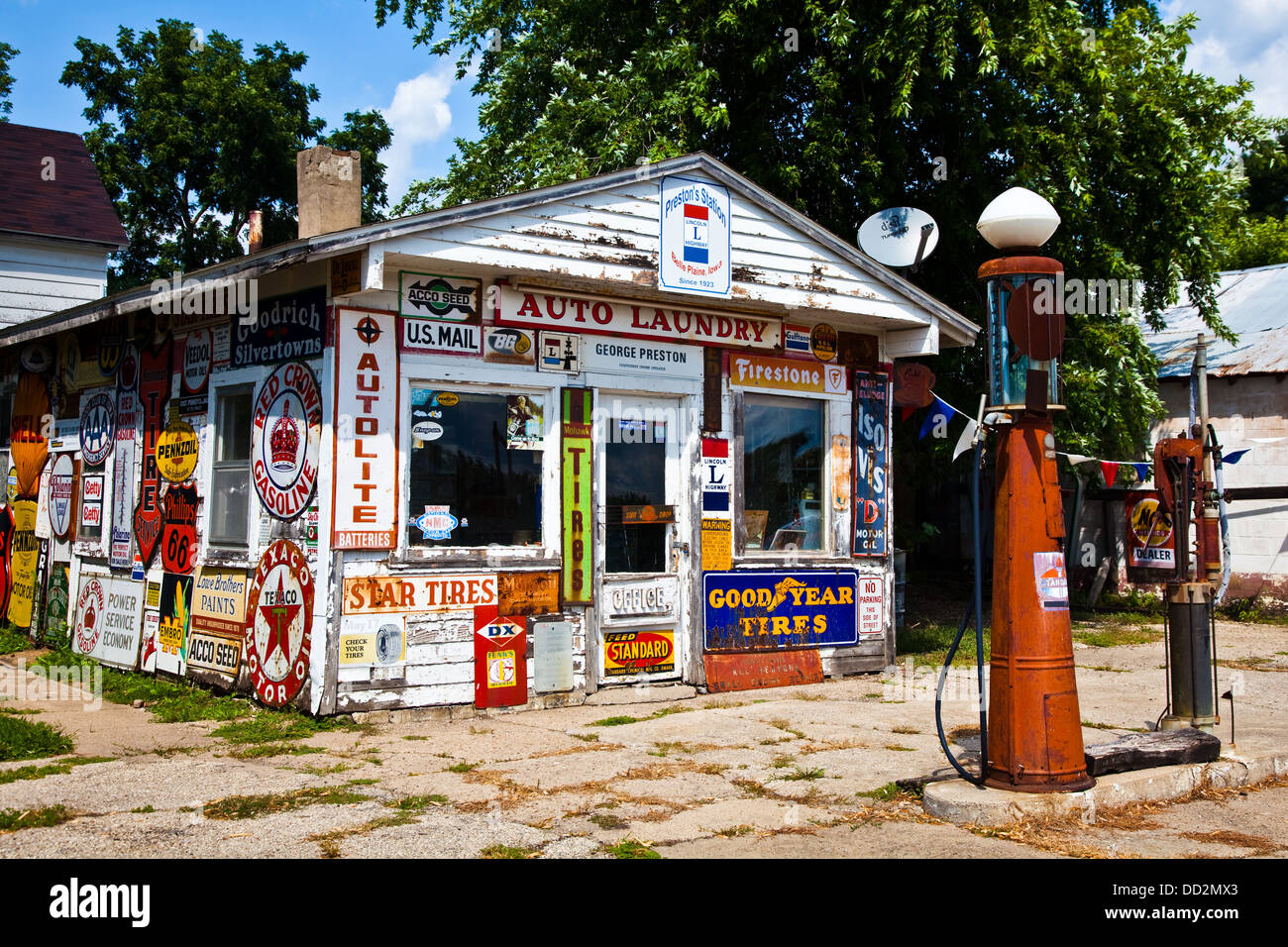Old gas station on the Lincoln Highway in Belle Plaine, Iowa Stock Photo
