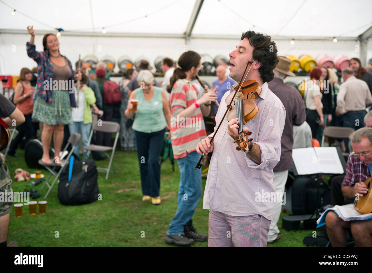 Shrewsbury, UK. 23rd Aug, 2013. Shrewsbury Folk Festival. Folk music mass workshop. Stock Photo