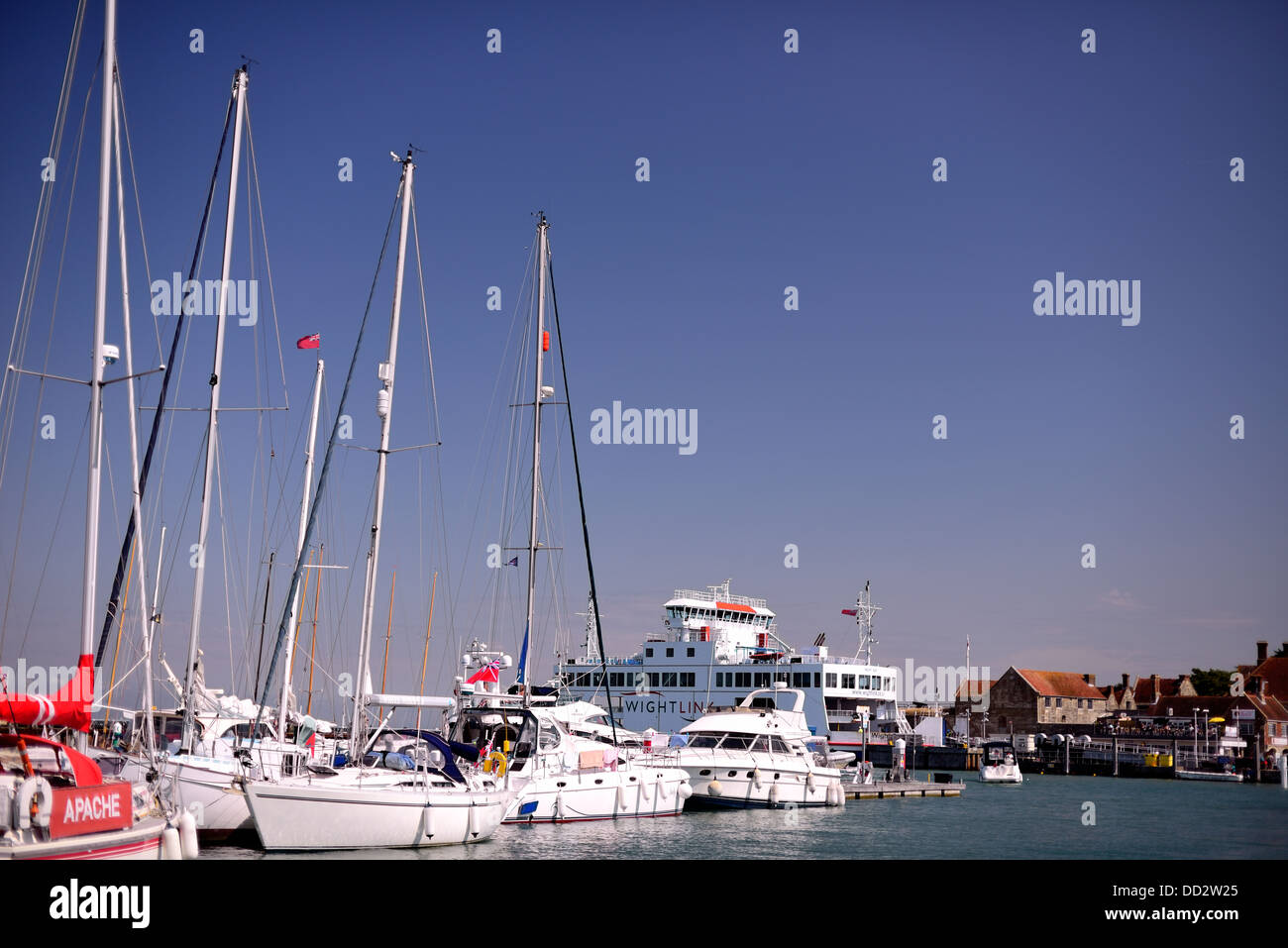 yacht sailing luxury water mast 40ft Solent UK fun sail rigging