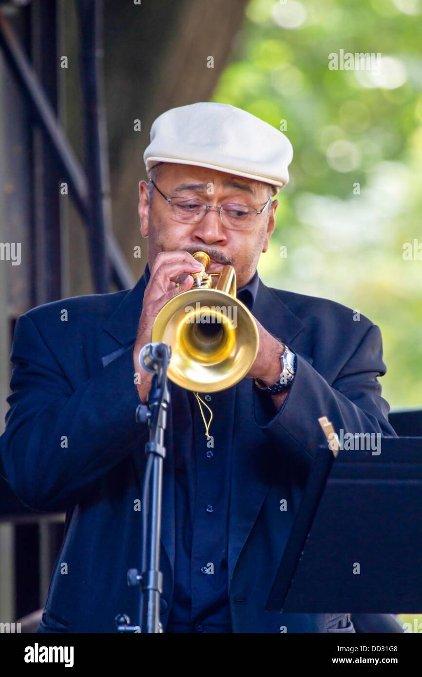A trumpet player at the Chicago Jazz festival Stock Photo Alamy