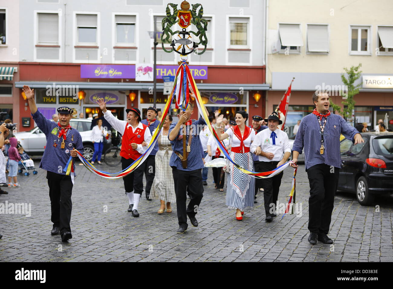 Worms, Germany. 25th August 2013. The BojemŠŠschter vun de FischerwŠŠd (mayor of the fishermenÕs lea), Markus Trapp (2. R), and his bride Jana Berger (3. R) march to the opening ceremony together with the representatives of the old fishermen's Guild of Worms. The largest wine fair along the Rhine, the Backfischfest, started its 80th anniversary in  Worms with the traditional handing over of power from the Lord Mayor to the mayor of the fishermenÕs lea. The ceremony included dances and music. Credit:  Michael Debets/Alamy Live News Stock Photo