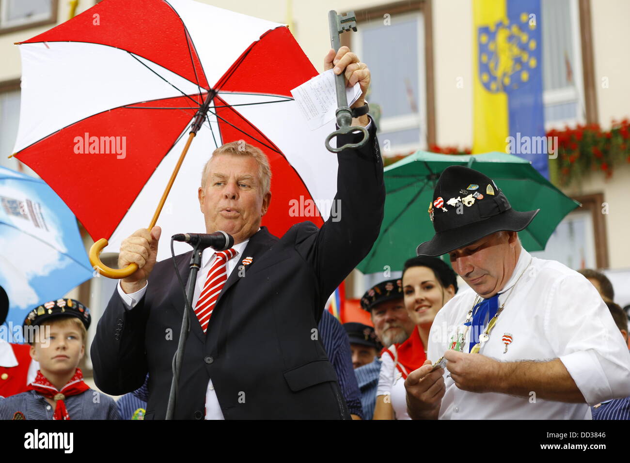 Worms, Germany. 25th August 2013. The Lord Mayor of Worms, Michael Kissel holds up the key to the city.  The largest wine fair along the Rhine, the Backfischfest, started its 80th anniversary in  Worms with the traditional handing over of power from the Lord Mayor to the mayor of the fishermenÕs lea. The ceremony included dances and music. Credit:  Michael Debets/Alamy Live News Stock Photo