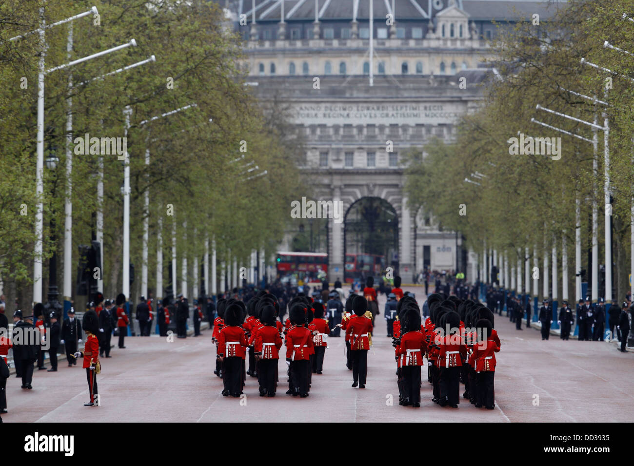 Queen Elizabeth II wears the Imperial State Crown at the State Opening Of  Parliament in London on November 15, 2006. Anwar Hussein/EMPICS  Entertainment Stock Photo - Alamy