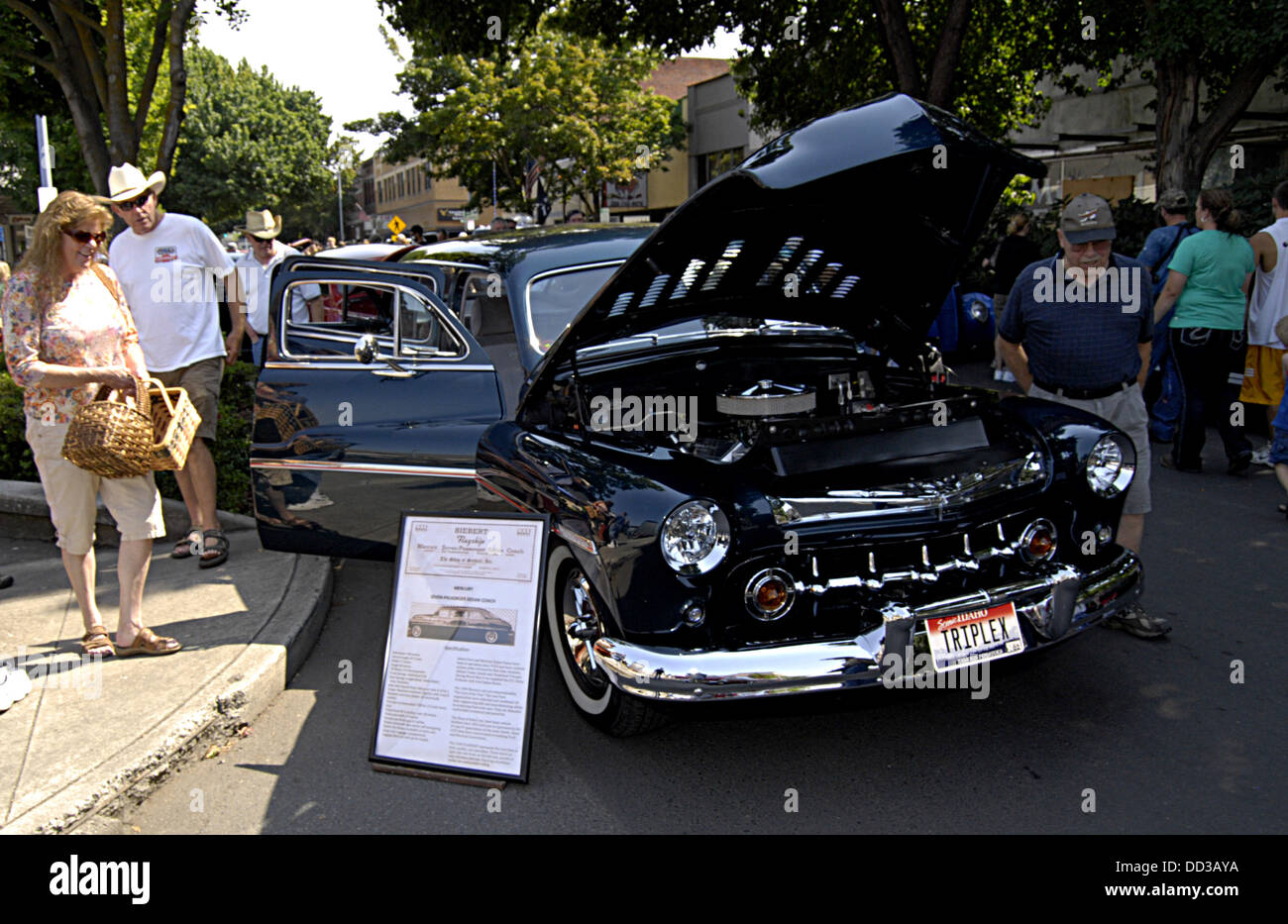 Lewiston, Idaho, USA. 24th Aug, 2013. Spectators at show and shine old