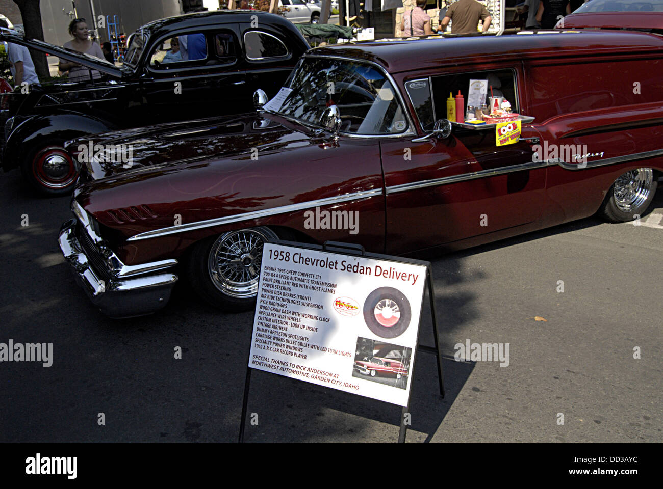 Lewiston, Idaho, USA. 24th Aug, 2013. Spectators at show and shine old