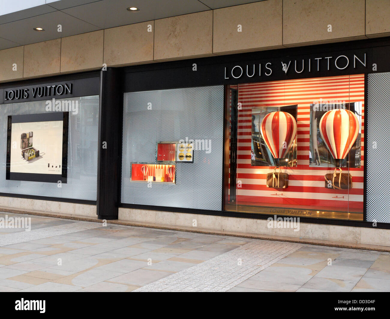 plast Udvidelse Bliv Louis Vuitton window display in New Cathedral Street Manchester UK Stock  Photo - Alamy