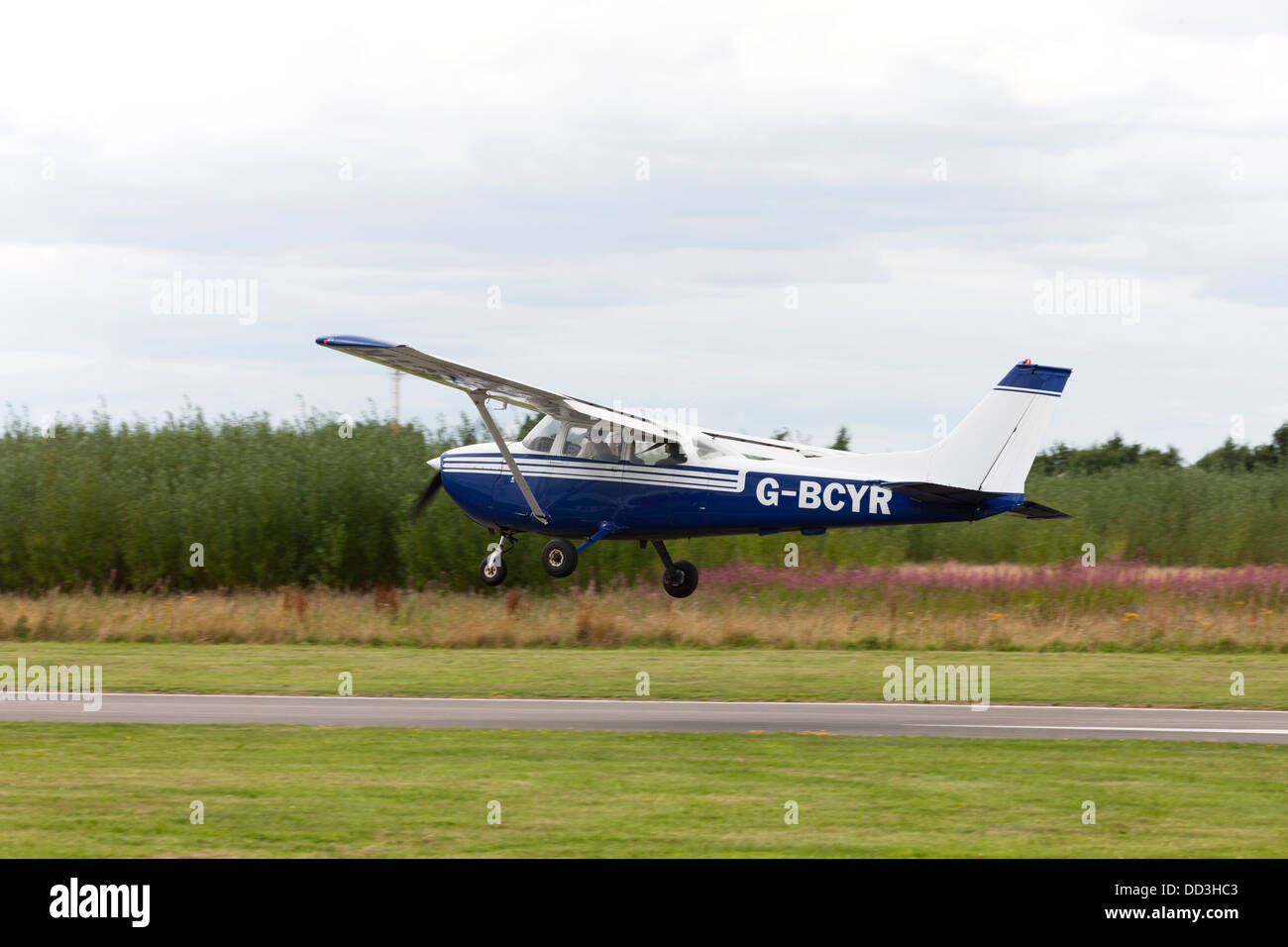 Reims Cessna F172M Skyhawk G-BCYR landing at Sandtoft Airfield Stock Photo