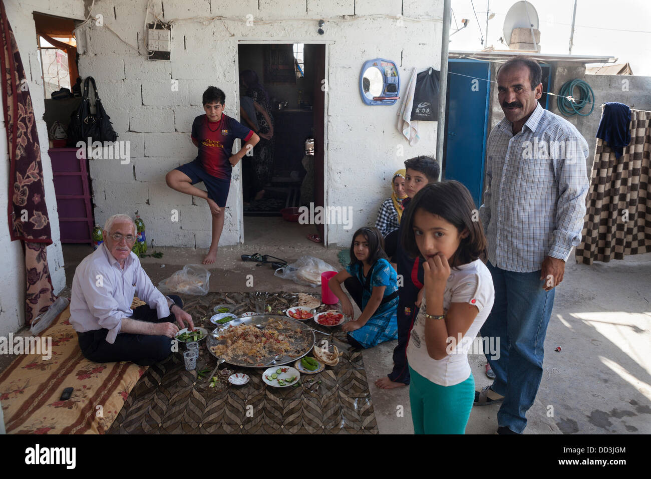 Domiz Refugee Camp, Duhok, Iraq. 25th Aug, 2013. A family of SyrianKurd refugees, dining in the