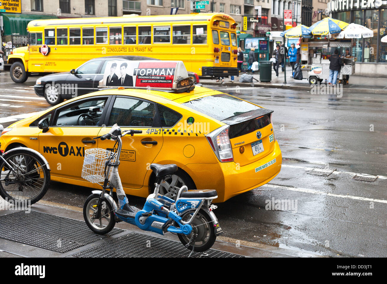 Yellow taxi and yellow school bus in New York Stock Photo - Alamy
