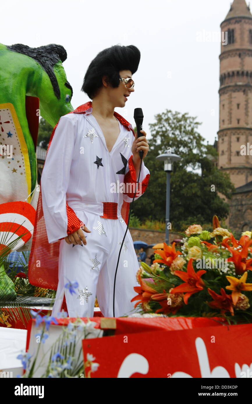 Worms, Germany. 25th August 2013. An Elvis impersonator performs at the Backfischfest parade 2013. The first highlight of this year's Backfischfest was the big parade through the city of Worms with over 100 groups and floats. Community groups, sport clubs, music groups and business from Worms and further afield took part. Credit:  Michael Debets/Alamy Live News Stock Photo