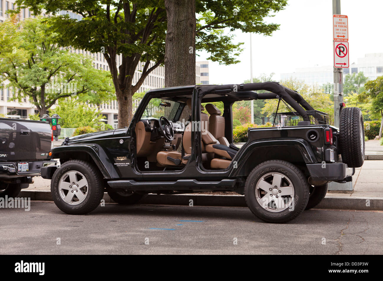 Jeep wrangler sahara hi-res stock photography and images - Alamy