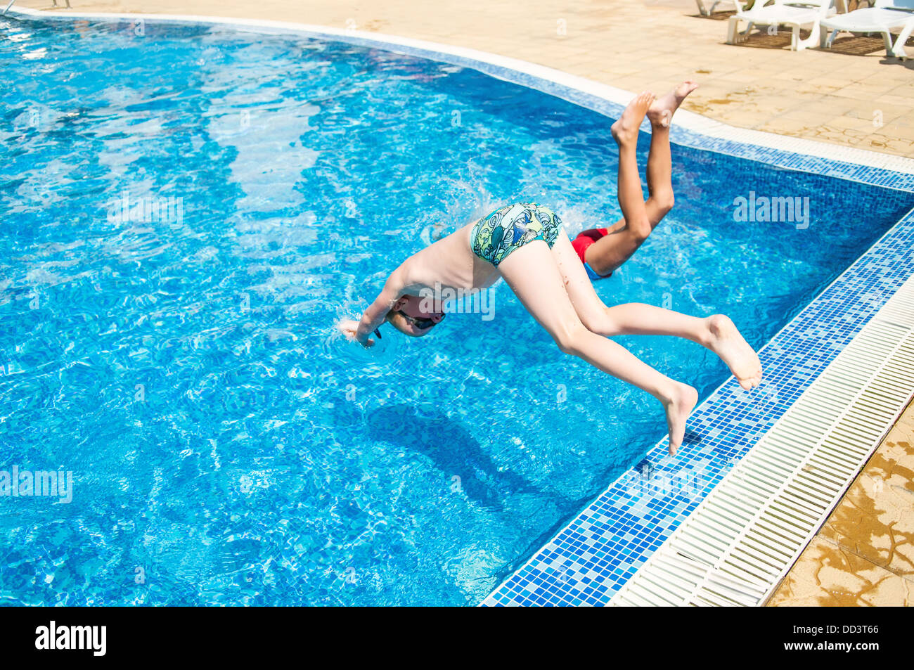 подростки прыгают в бассейн. мальчик ныряет в бассейн. плавание в бассейне женщины. Into the swimming pool. мальчик прыгает в бассейн.
