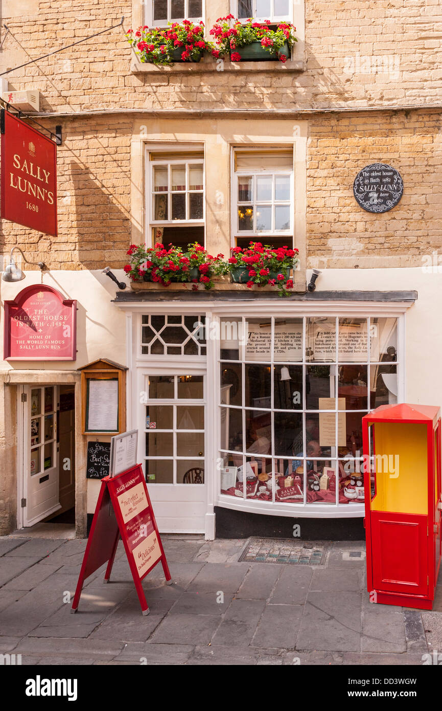 The famous Sally Lunn's tea rooms (oldest house in Bath 1482) where Sally Lunn lived in 1680 in Bath , Somerset , Uk Stock Photo
