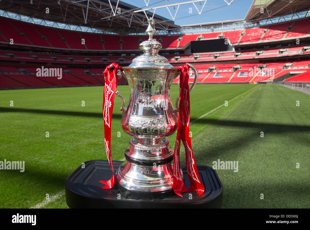 vertical bronce emoción Fa cup trophy hi-res stock photography and images - Alamy