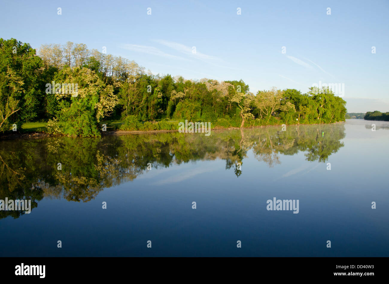New York, Mohawk River, near Lock E14 at Canajoharie. Early morning