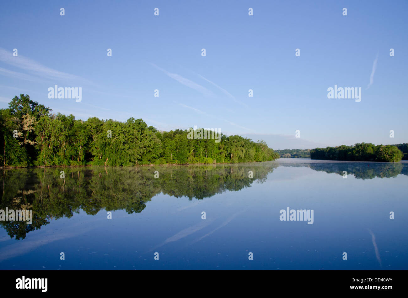 New York, Mohawk River, near Lock E14 at Canajoharie. Early morning