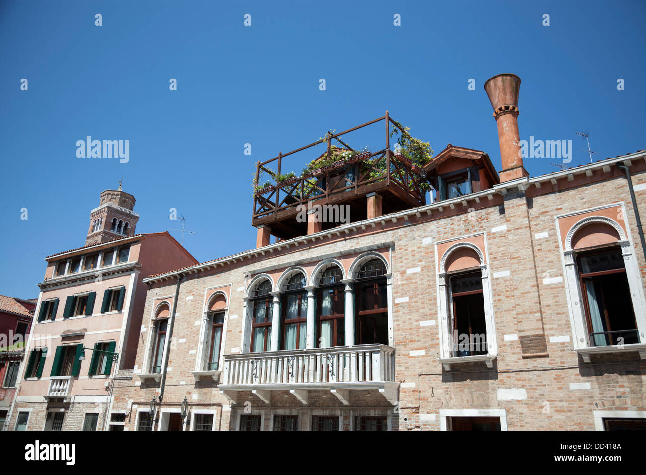 In Venice, a fine example of an altana or a wooden terrace built on roof. A Venise, un bel exemple d'altana ou terrasse en bois. Stock Photo