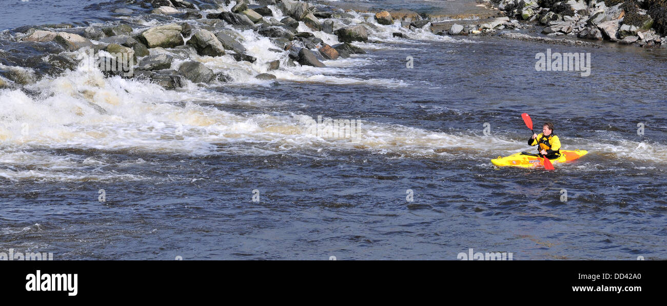 Aberystwyth, Wales, UK. 25th Aug, 2013. A kayaker investigates the white water below a weir at the mouth of the River Rheidol near Aberystwyth marina - 25 August 2013. Photo credit: John Gilbey/Alamy Live News. Stock Photo