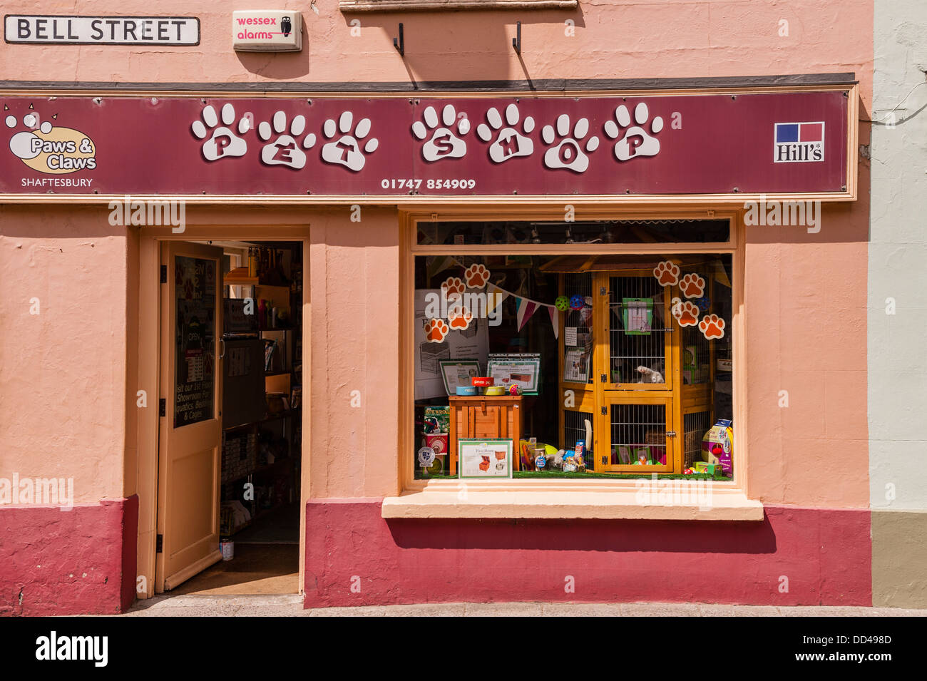 Pet store exterior hi res stock photography and images Alamy