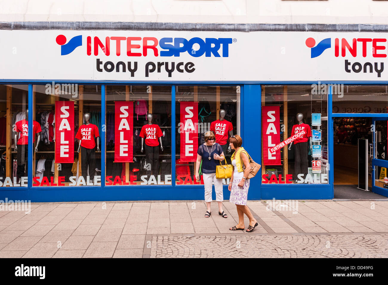 Sport shop exterior hi-res stock photography and images - Alamy