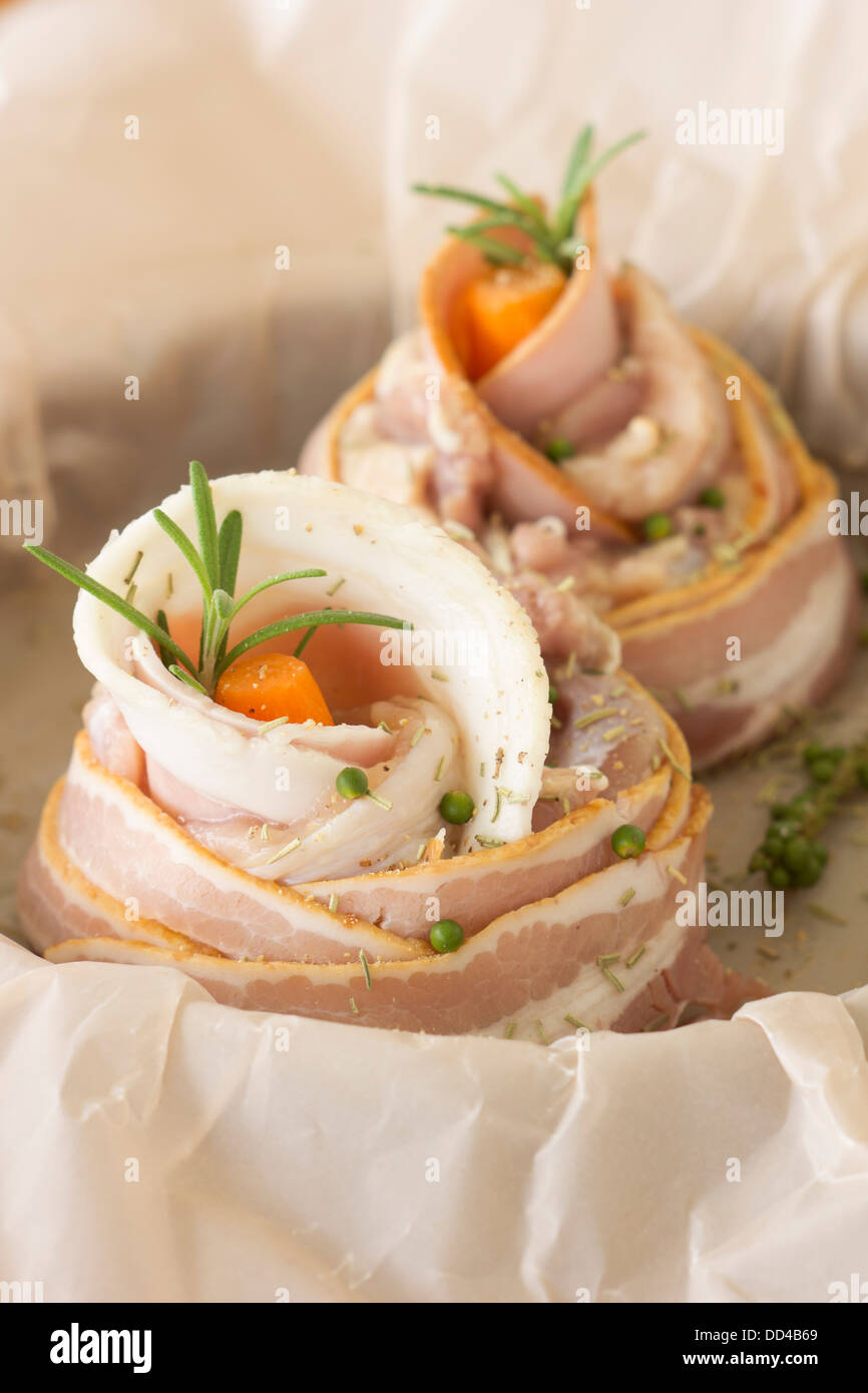 Bacon and Ham Wrapped Chicken in Roasting Tin Stock Photo Alamy