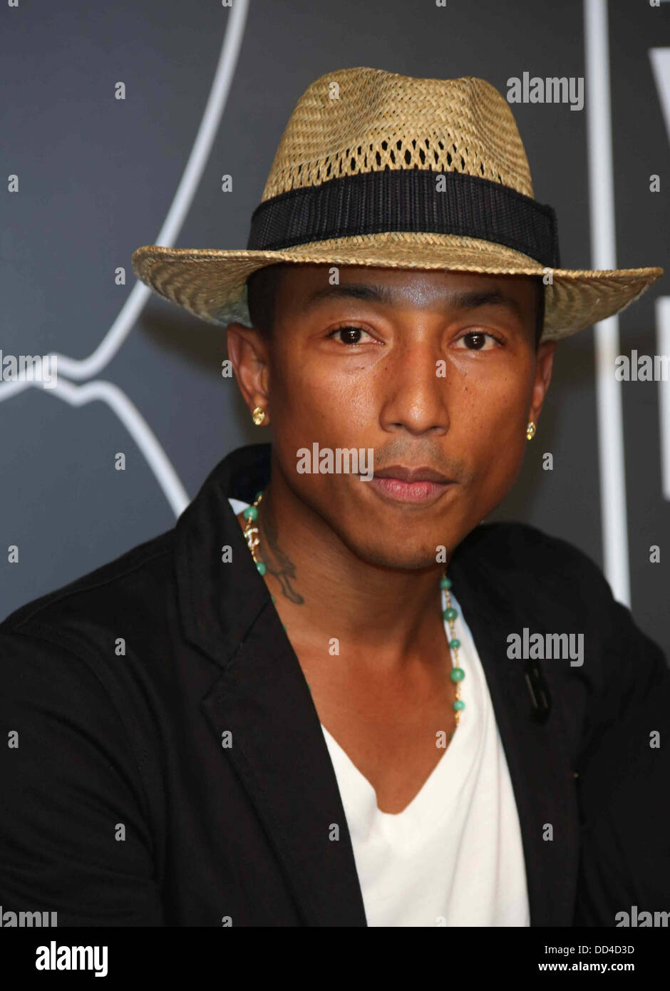 Brooklyn, New York, USA. 25th Aug, 2013. US producer and songwriter Pharrell Williams arrives on the red carpet for the MTV Video Music Awards at the Barclays Center in Brooklyn, New York, USA, 25 August 2013. Photo: Hubert Boesl/dpa/Alamy Live News Stock Photo