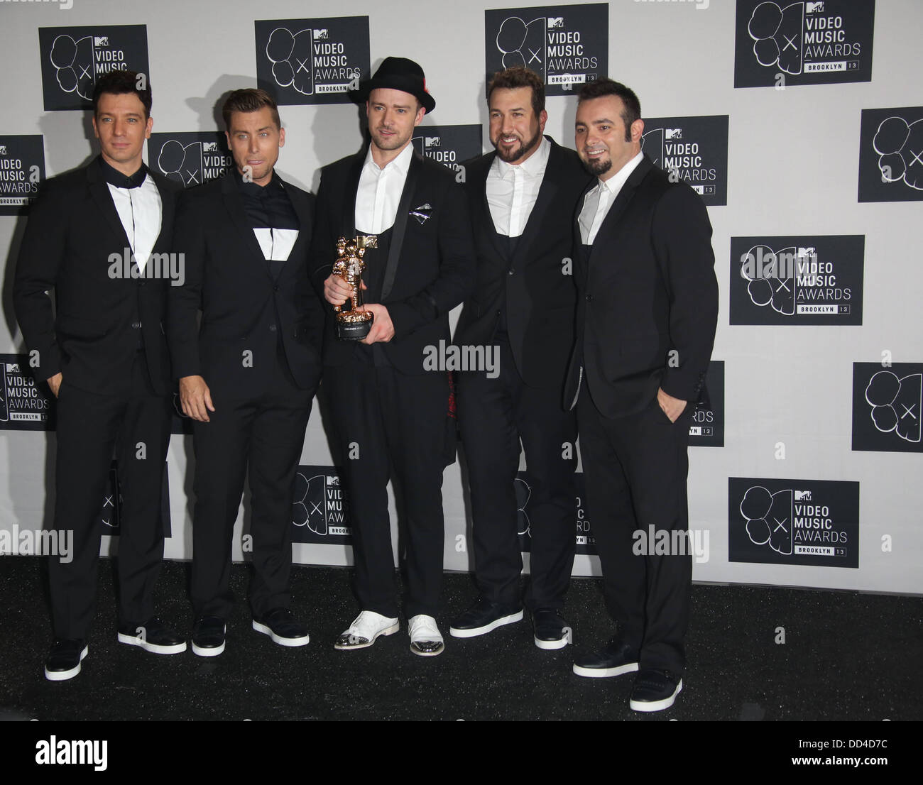 Brooklyn, New York, USA. 25th Aug, 2013. JC Chasez (L-R), Lance Bass, Justin Timberlake, Joey Fatone and Chris Kirkpatrick of reunited band 'N Sync pose in the press room of the MTV Video Music Awards at the Barclays Center in Brooklyn, New York, USA, 25 August 2013. Photo: Hubert Boesl/dpa/Alamy Live News Stock Photo