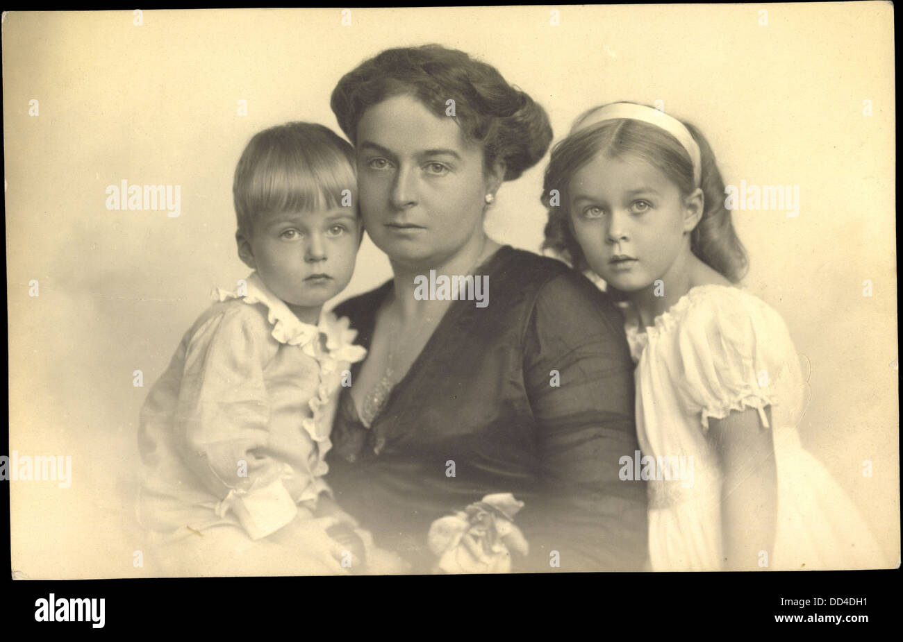 Foto Ak Prinzessin Heinrich Von Reuss Mit Kindern Stock Photo Alamy
