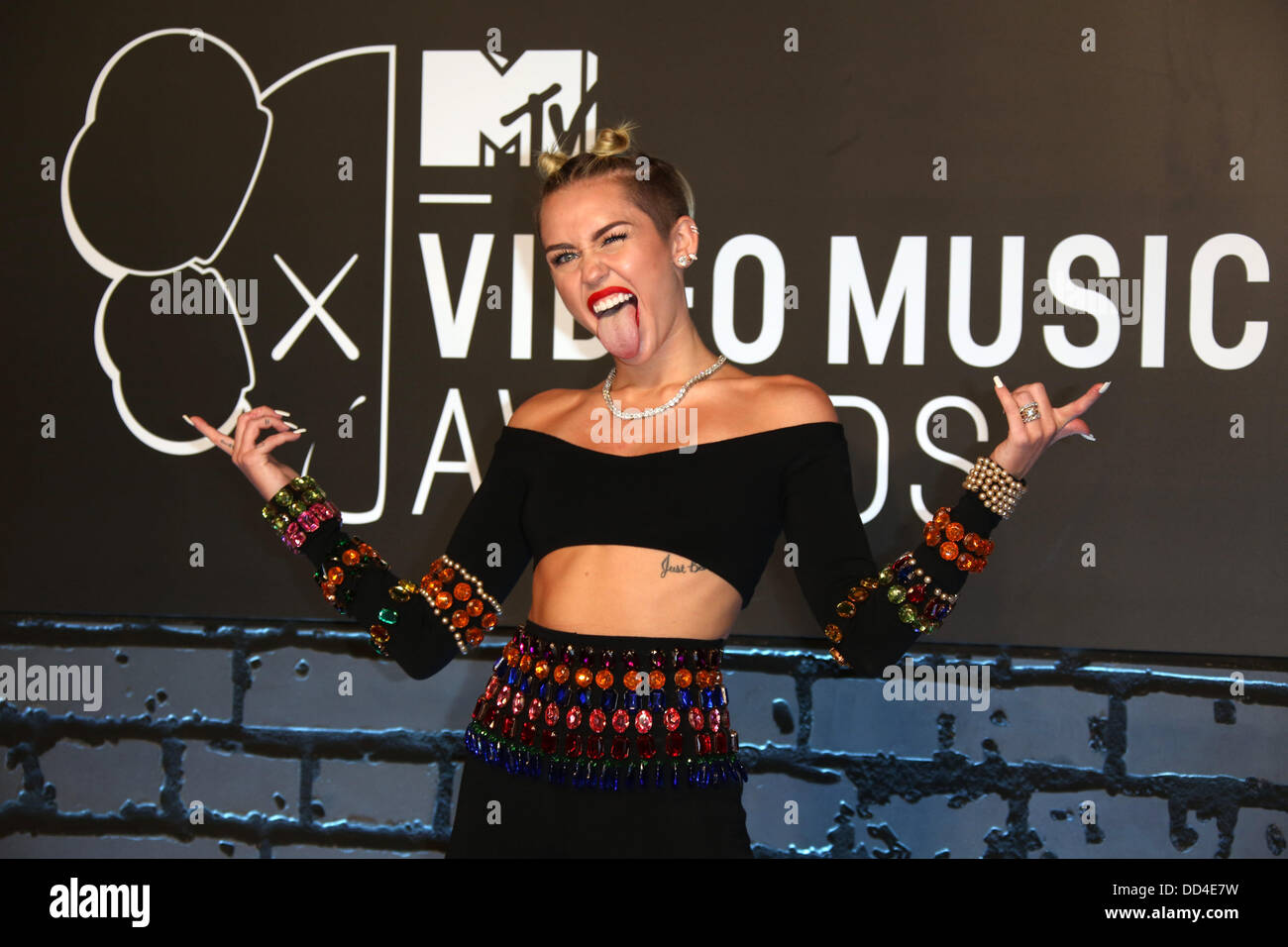 Brooklyn, New York, USA. 25th Aug, 2013. US singer Miley Cyrus arrives on the red carpet for the MTV Video Music Awards at the Barclays Center in Brooklyn, New York, USA, 25 August 2013. Photo: Hubert Boesl/dpa/Alamy Live News Stock Photo