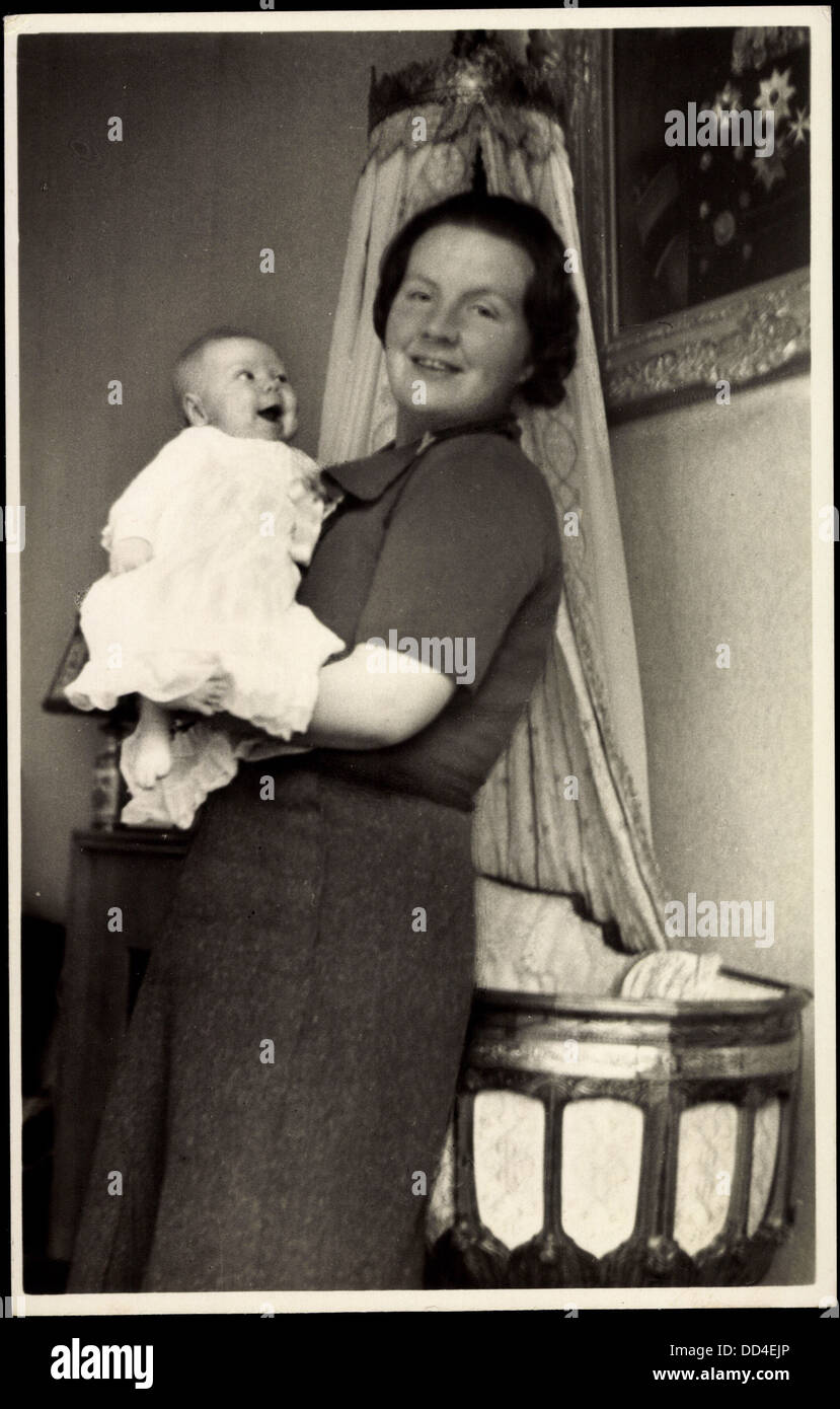 Ak Königin Juliana der Niederlande mit Kind, Kinderbett; Stock Photo