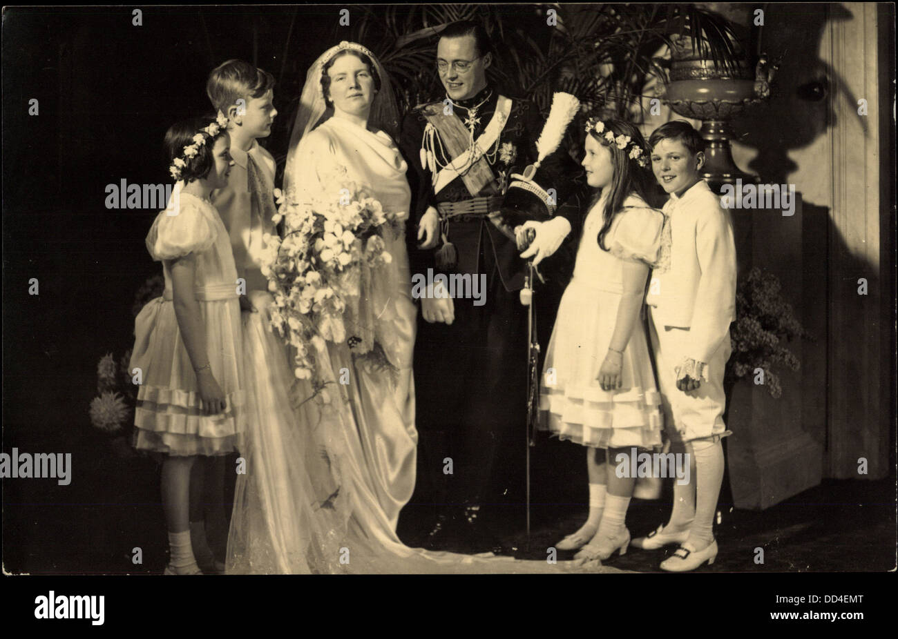 Ak Königin Juliana mit Prinz Bernhard, Hochzeitskleid, Kinder; Stock Photo